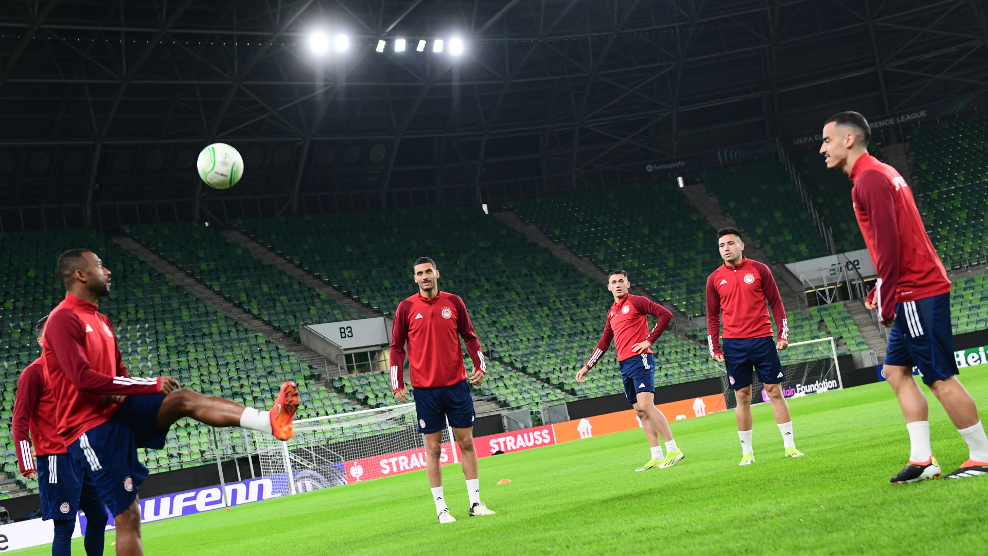 Η προπόνηση του Ολυμπιακού στη «Groupama Arena»