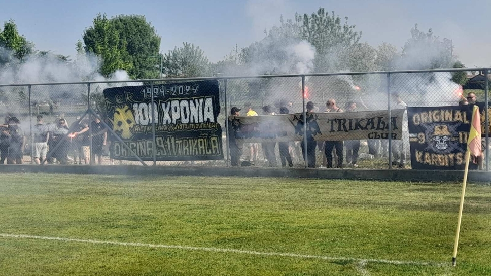 Ο κόσμος της ΑΕΚ γιόρτασε τα 100 χρόνια και στον αγώνα των γυναικών στα Τρίκαλα