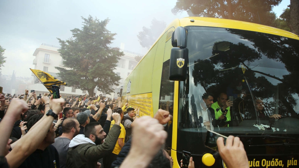 Οι οπαδοί της ΑΕΚ αποθεώνουν την αποστολή της ομάδας έξω από το ξενοδοχείο