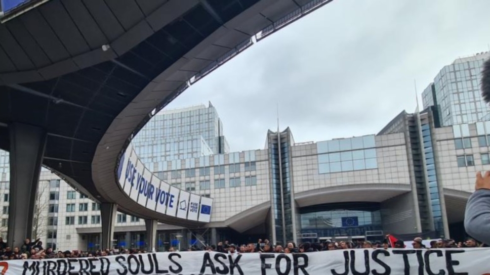 Διαμαρτυρία οπαδών του ΠΑΟΚ έξω από την Ευρωβουλή