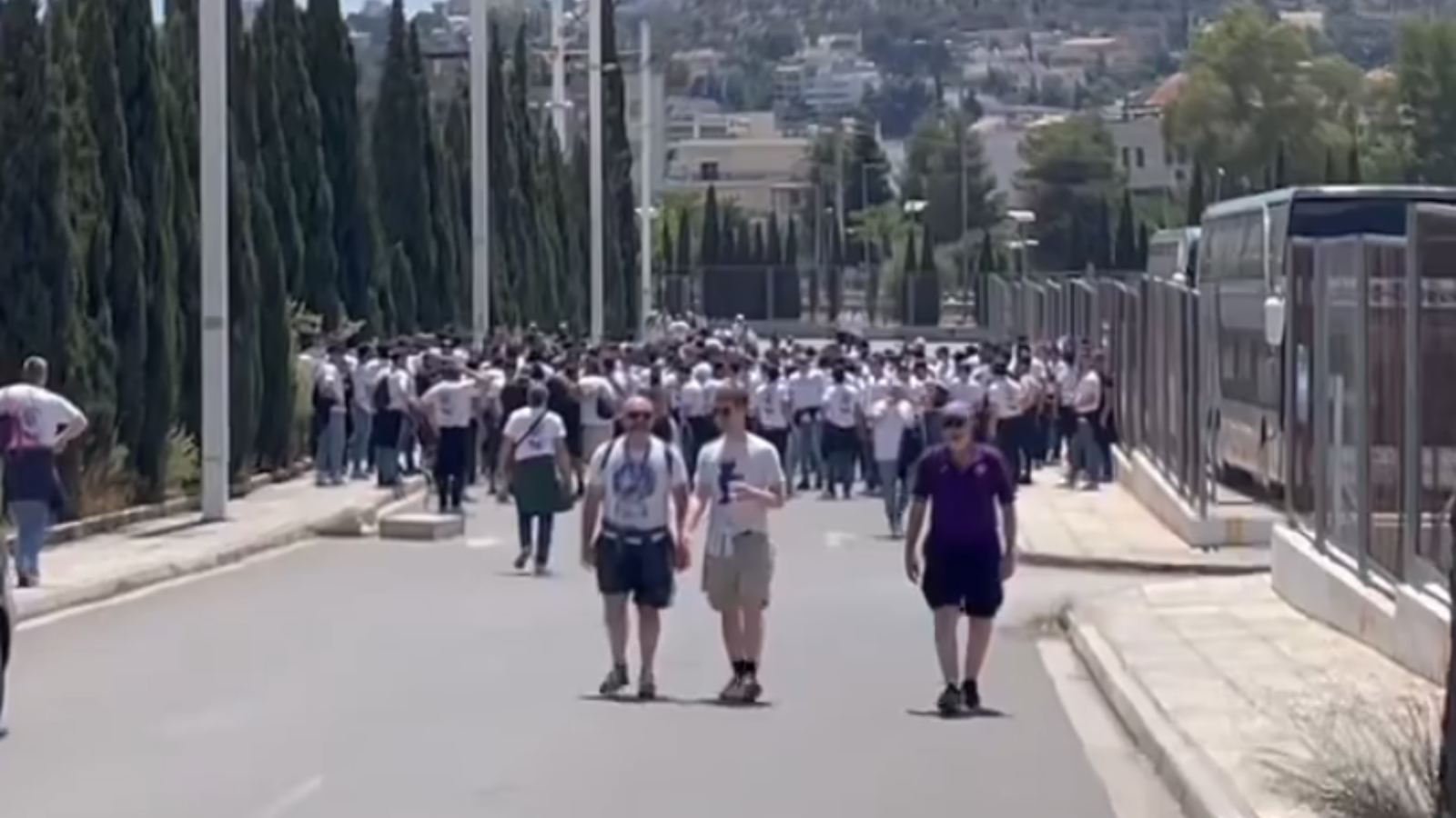 Οι φίλοι των «Βιόλα» μαζεύονται στο ΟΑΚΑ σιγα σιγά