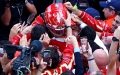 Ο Leclerc πανηγυρίζει με τους μηχανικούς της Ferrari την πρώτη του νίκη στο Μονακό