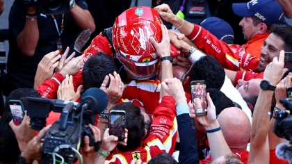 Ο Leclerc πανηγυρίζει με τους μηχανικούς της Ferrari την πρώτη του νίκη στο Μονακό