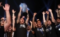 Ο Αντελίνο Βιεϊρίνια σηκώνει το τρόπαιο της Stoiximan Super League