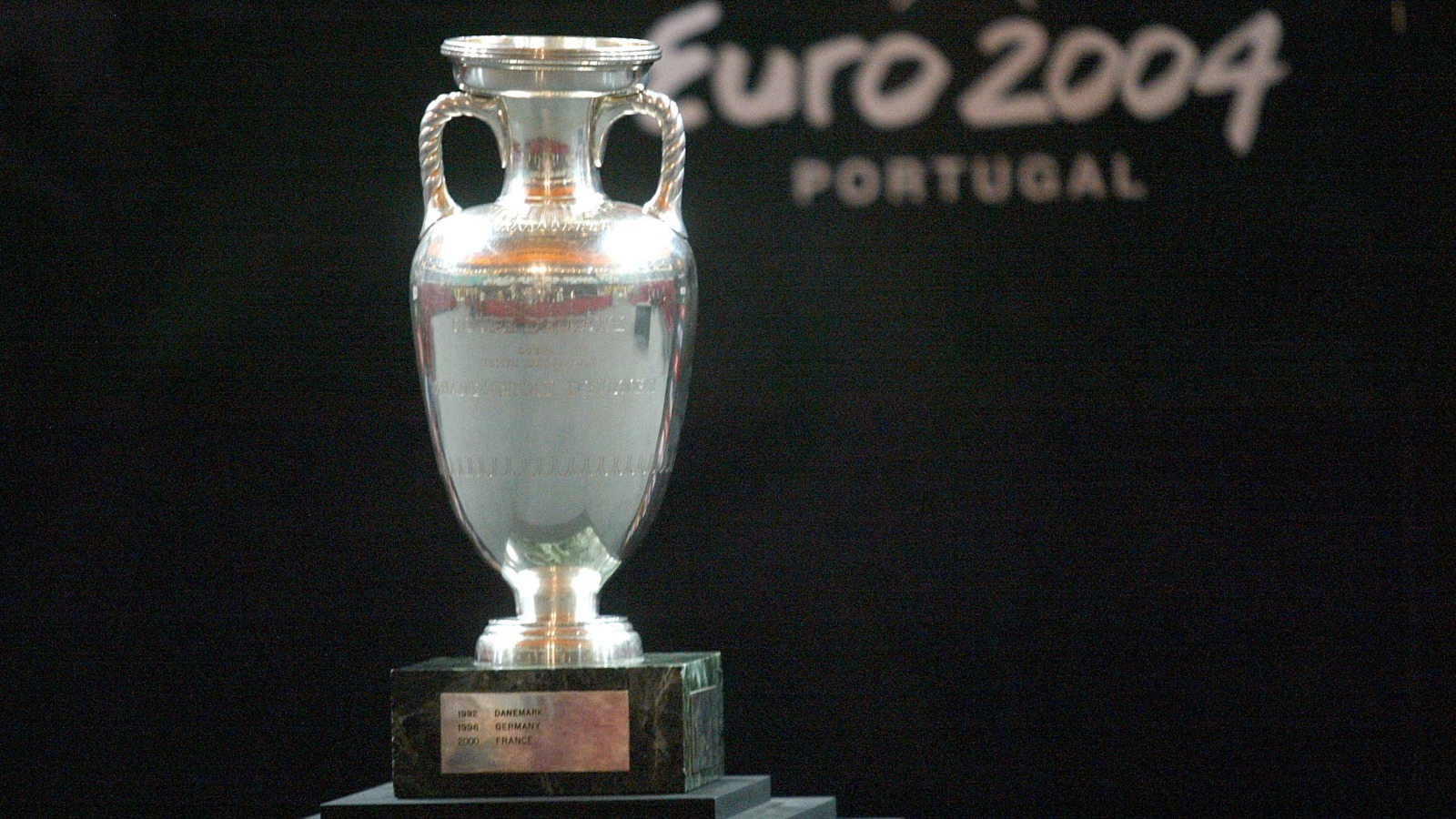 Ο θρίαμβος του Euro 2004 ζωντανεύει ξανά - Το τρόπαιο ταξιδεύει στις γενέτειρες των πρωταγωνιστικών
