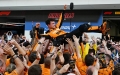 Ο Λάντο Νόρις πήρε τη νίκη στο Μαϊάιμι και πανηγυρίζει με τους μηχανικούς της McLaren