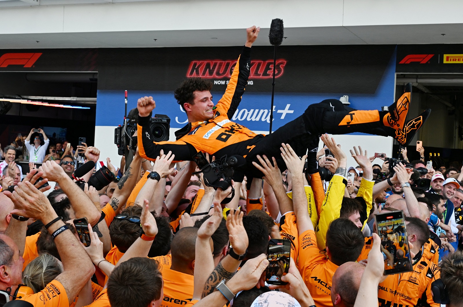 Ο Λάντο Νόρις πήρε τη νίκη στο Μαϊάιμι και πανηγυρίζει με τους μηχανικούς της McLaren