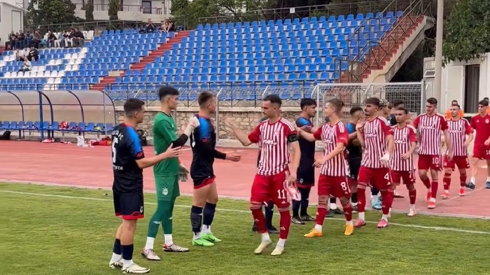 Πασίγιο των παικτών της Κ19 της Κηφισιάς στους παίκτες του Ολυμπιακού Κ19