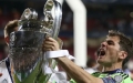 Ο Ίκερ Κασίγιας σηκώνει το τρόπαιο του Champions League