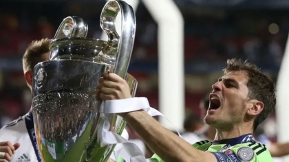 Ο Ίκερ Κασίγιας σηκώνει το τρόπαιο του Champions League