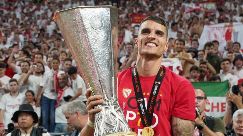 Ο Ερίκ Λαμέλα σηκώνει το τρόπαιο του Europa League