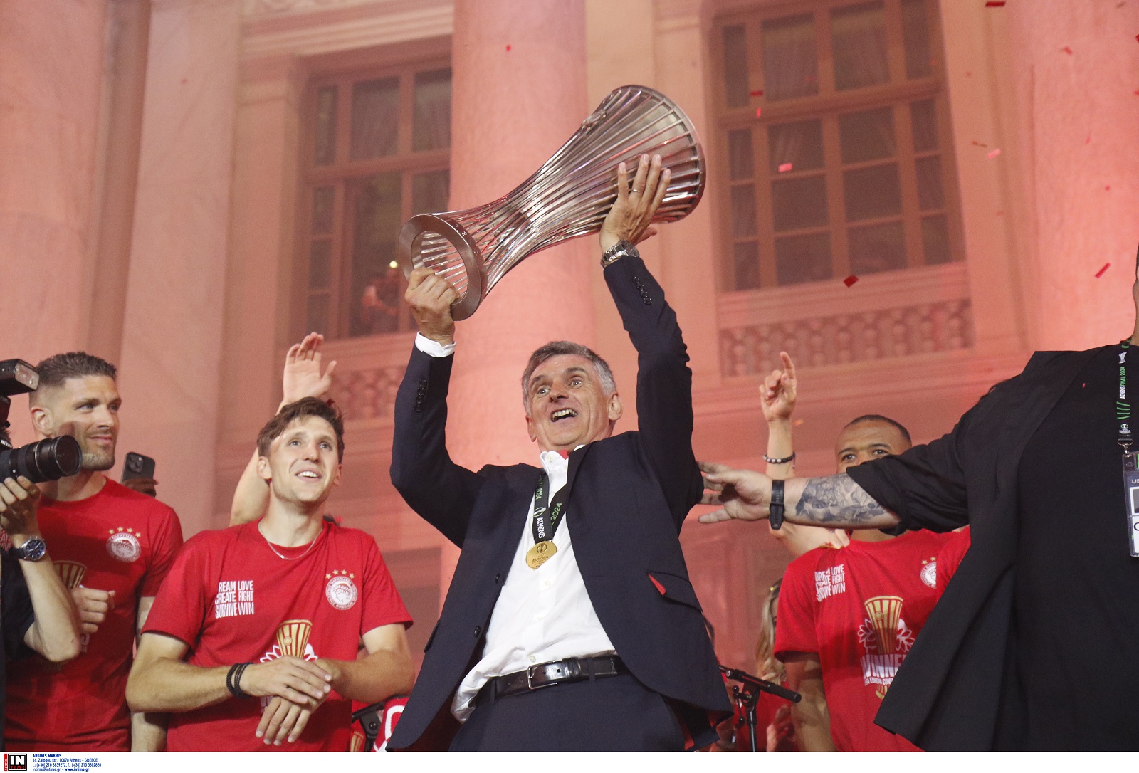 Χοσέ Λουίς Μεντιλίμπαρ με το κύπελλο του conference League