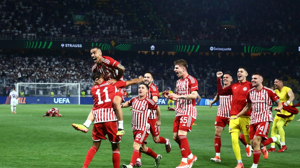 Οι παίκτες του Ολυμπιακού πανηγυρίζουν