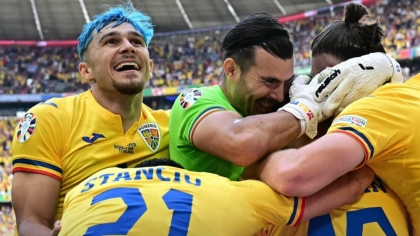 Οι παίκτες της Ρουμανίας πανηγυρίζουν τη νίκη επί της Ουκρανίας