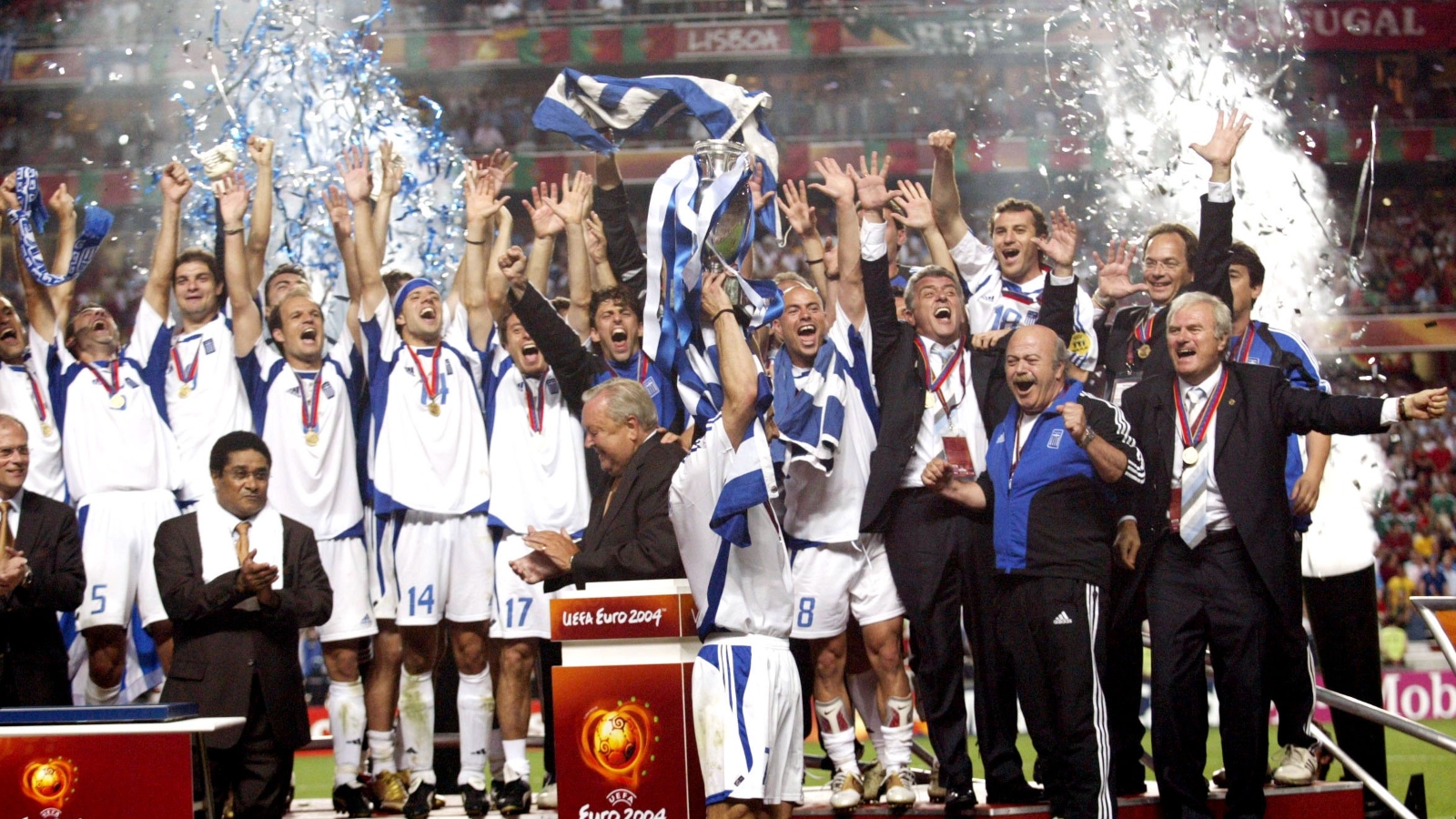 Ο Ζαγοράκης σηκώνει το τρόπαιο στο Euro 2004