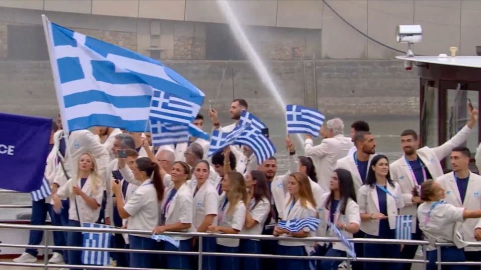 Δείτε τη στιγμή που η Αντιγόνη Ντρισμπιώτη και ο Γιάννης Αντετοκούνμπο εμφανίστηκαν στον Σηκουάνα κρατώντας την ελληνική σημαία