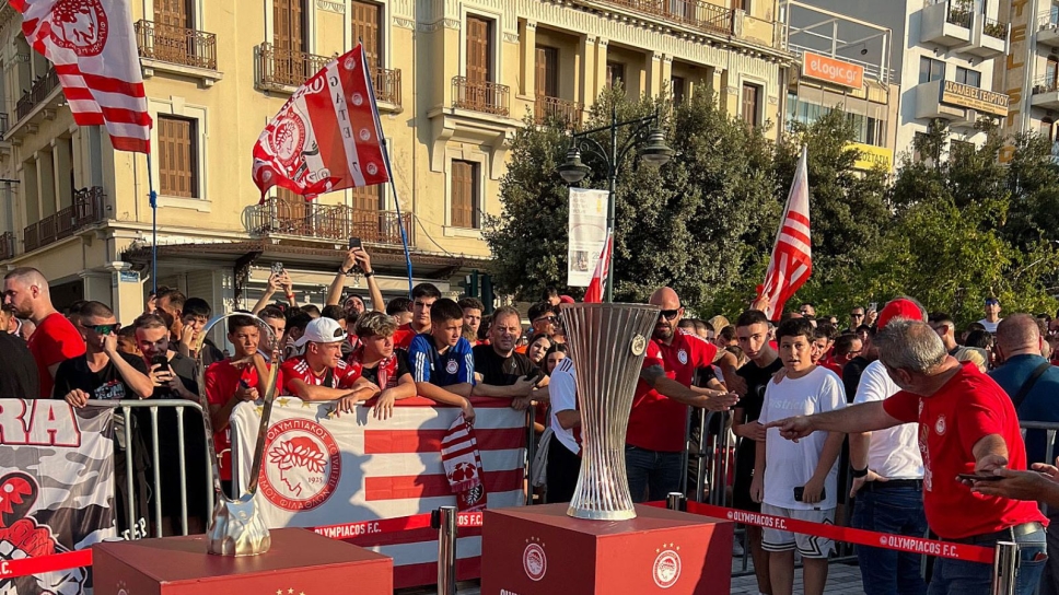Χιλιάδες οπαδοί των «ερυθρολεύκων» φωτογραφήθηκαν με τις ευρωκούπες