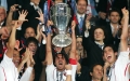 Ο Πάολο Μαλντίνι ως αρχηγός της Μίλαν σηκώνει το Κύπελλο Πρωταθλητριών