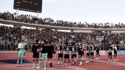 Οι παίκτες του ΠΑΟΚ πανηγυρίζουν με τον κόσμο τους