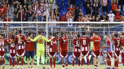Οι παίκτες του Ολυμπιακού πανηγυρίζουν με τον κόσμο τους το «διπλό» στη Λαμία