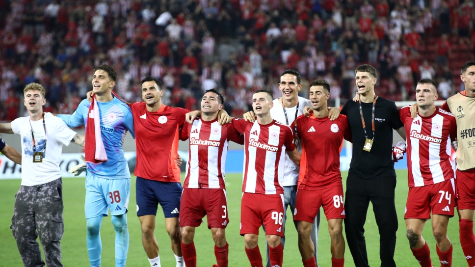 Οι παίκτες του Ολυμπιακού πανηγυρίζουν τη νίκη επί της Μπράγκα