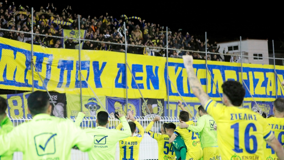 Παίκτες και φίλαθλοι του Παναιτωλικού πανηγυρίζουν το «διπλό» στο Περιστέρι