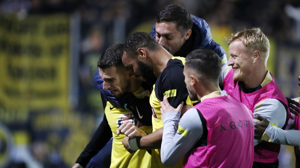 Οι παίκτες της ΑΕΚ πανηγυρίζουν στη Λαμία