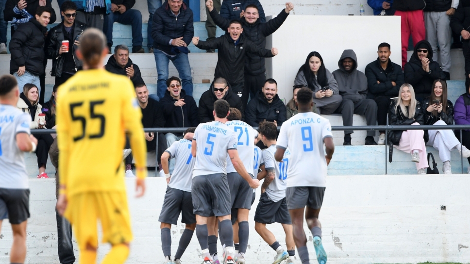 Οι παίκτες της Νίκης Βόλου πανηγυρίζουν