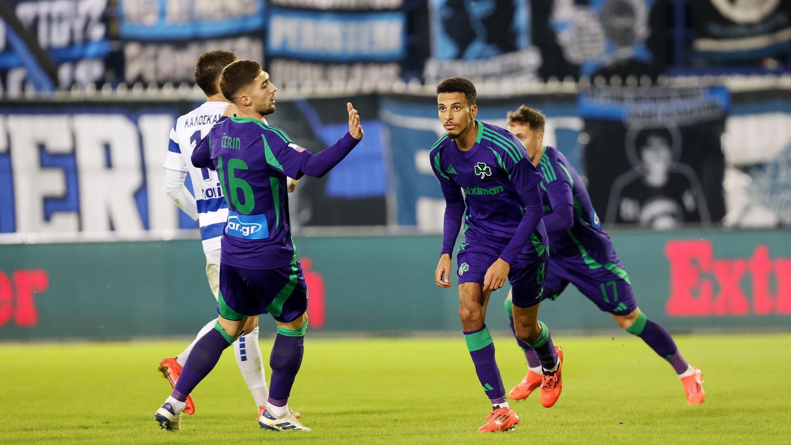 Ο Ουναΐ έχει κάνει το 2-1 για τον Παναθηναϊκό στο Περιστέρι και πανηγυρίζει με τον Τσέριν