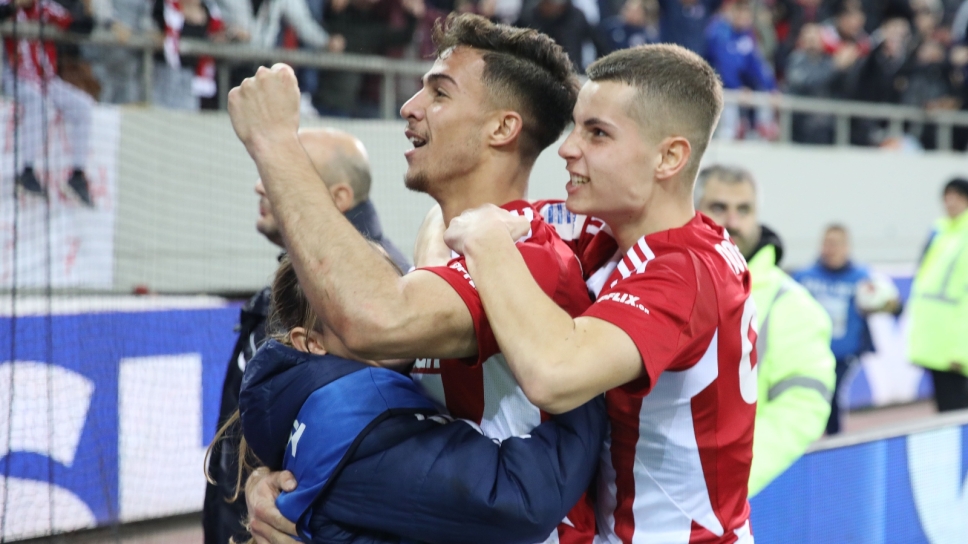 Κωστούλας και Μουζακίτης πανηγυρίζουν τη νίκη του Ολυμπιακού επί του Άρη