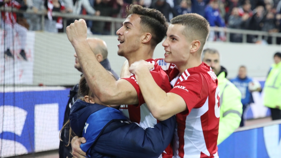 Ο Κωστούλας έχει σκοράρει για τον Ολυμπιακό και πανηγυρίζει με τον Μουζακίτη