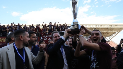 Ο πρόεδρος της ΑΕΛ, Αχιλλέας Νταβέλης σηκώνει το τρόιπαιο του πρωταθλητή της SL2