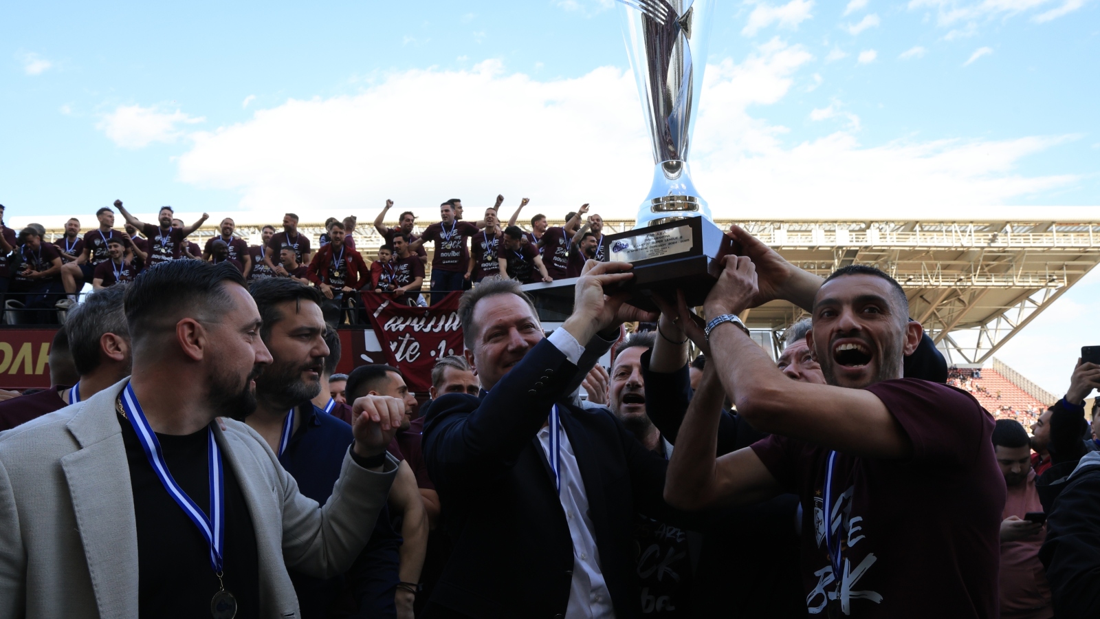 Ο πρόεδρος της ΑΕΛ, Αχιλλέας Νταβέλης σηκώνει το τρόιπαιο του πρωταθλητή της SL2