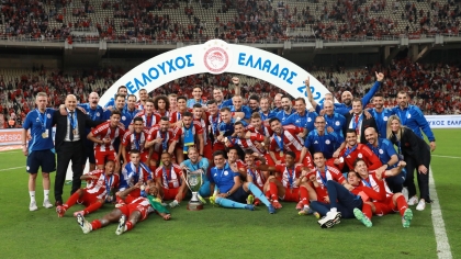 Η ομάδα του Ολυμπιακού πανηγυρίζει την κατάκτηση του Κυπέλλου Ελλάδας Betsson