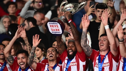 Ο Ροντινέι σηκώνει το τρόπαιο του Κυπέλλου Ελλάδας μετά τη νίκη του Ολυμπιακού επί του ΟΦΗ