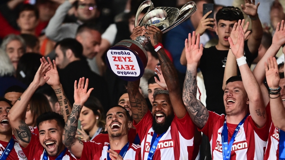 Ο Ροντινέι σηκώνει το τρόπαιο του Κυπέλλου Ελλάδας μετά τη νίκη του Ολυμπιακού επί του ΟΦΗ