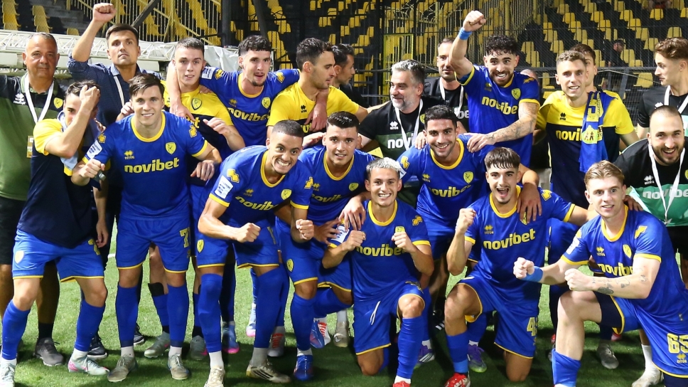 Οι παίκτες του Παναιτωλικού πανηγυρίζουν το μεγάλο «διπλό» επί του Άρη
