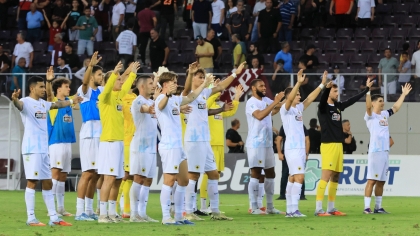Το ματς με την ΑΕΛ Novibet έχει τελειώσει 1-1 και οι παίκτες της ΑΕΚ ανταποδίδουν το χειροκρότημα του κόσμου