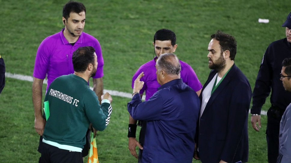 Ο Φατίχ Τερίμ συζητά με τους διαιτητές σε αγώνα του Παναθηναϊκού