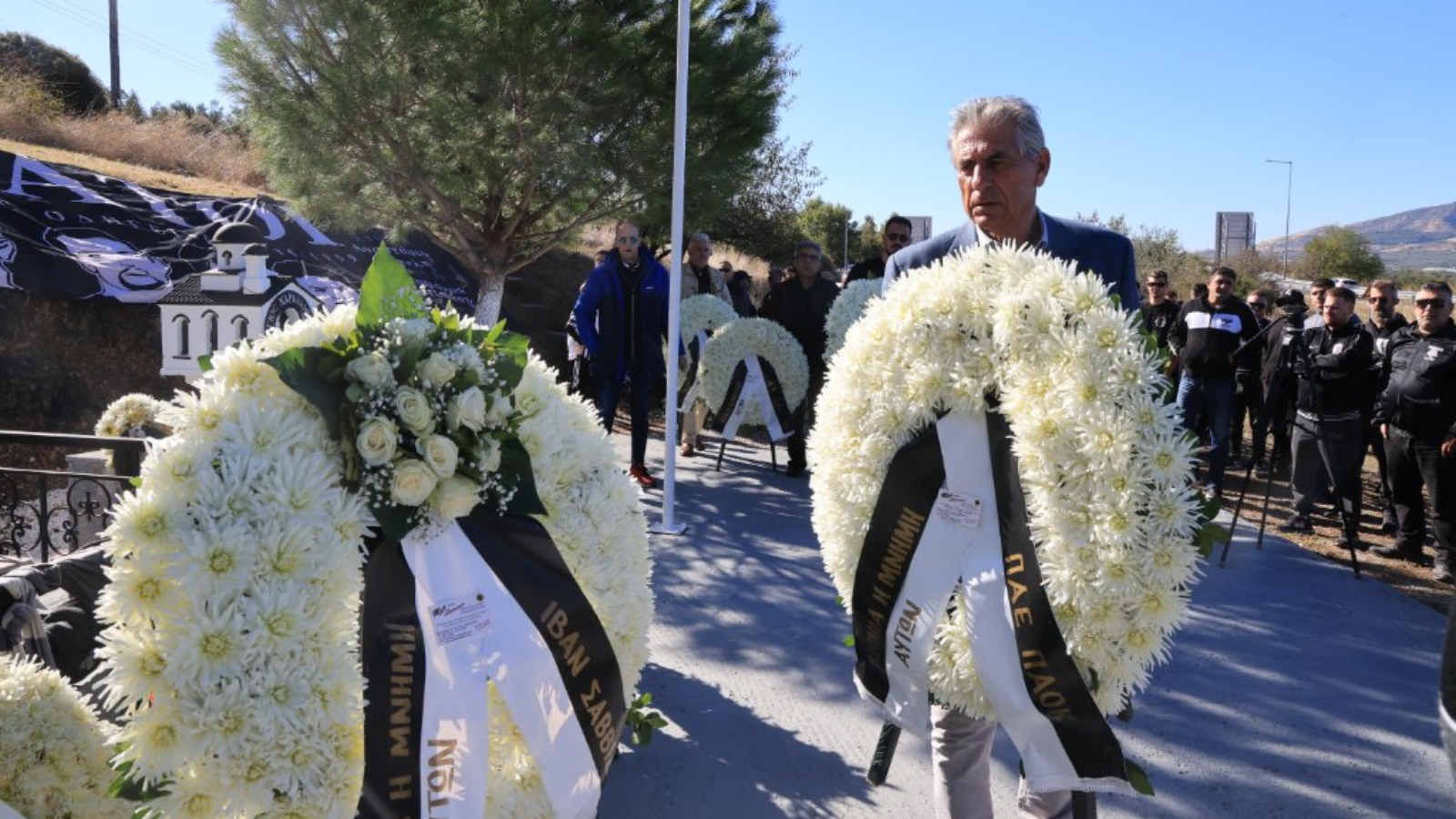 Ο Άγγελος Αναστασιάδης καταθέτει στεφάνι στη μνήμη των οπαδών του ΠΑΟΚ που χάθηκαν στα Τέμπη τον Οκτώβριο του 1999