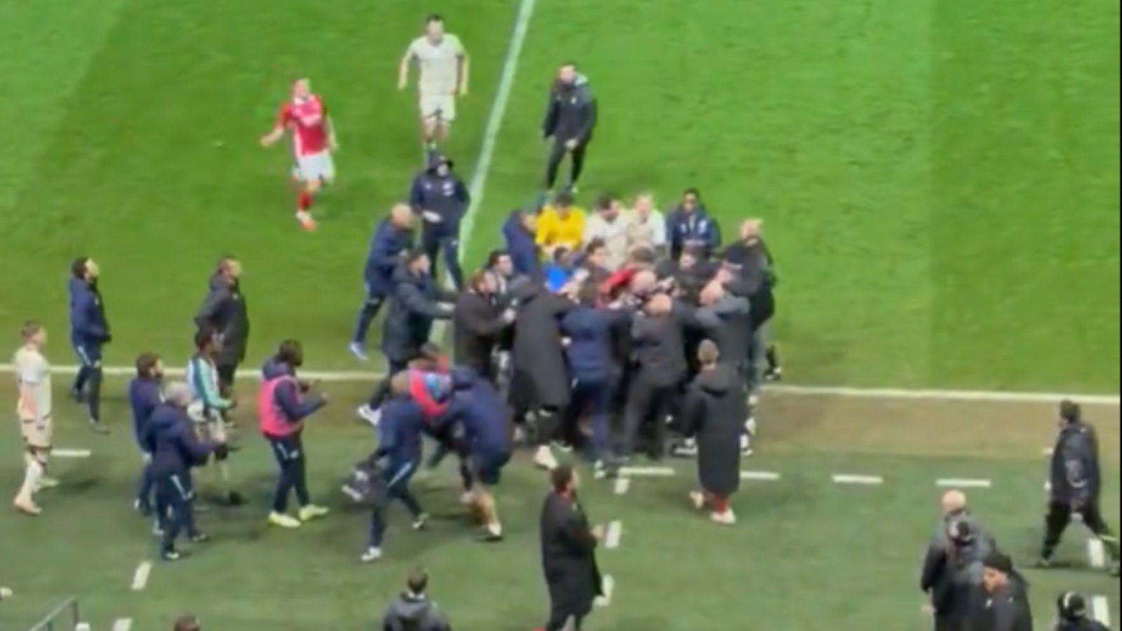 Αδιανόητες εικόνες στην Αγγλία: Απίστευτο ξύλο ανάμεσα σε παίκτες (videos)