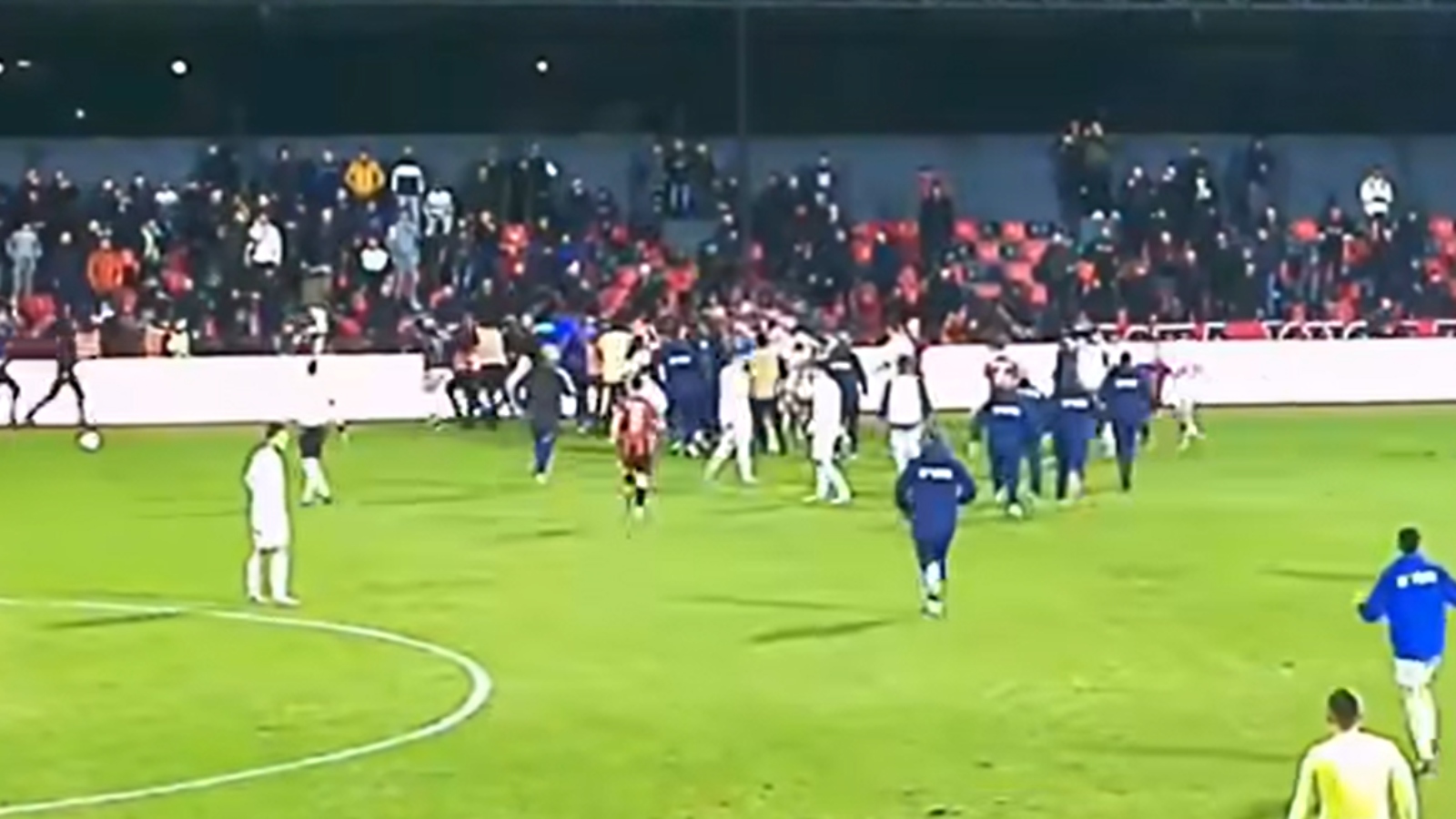 Αδιανόητες σκηνές στην Αλβανία: Οπαδοί έδειραν ποδοσφαιριστές στο Φλαμουρτάρι – Τέουτα