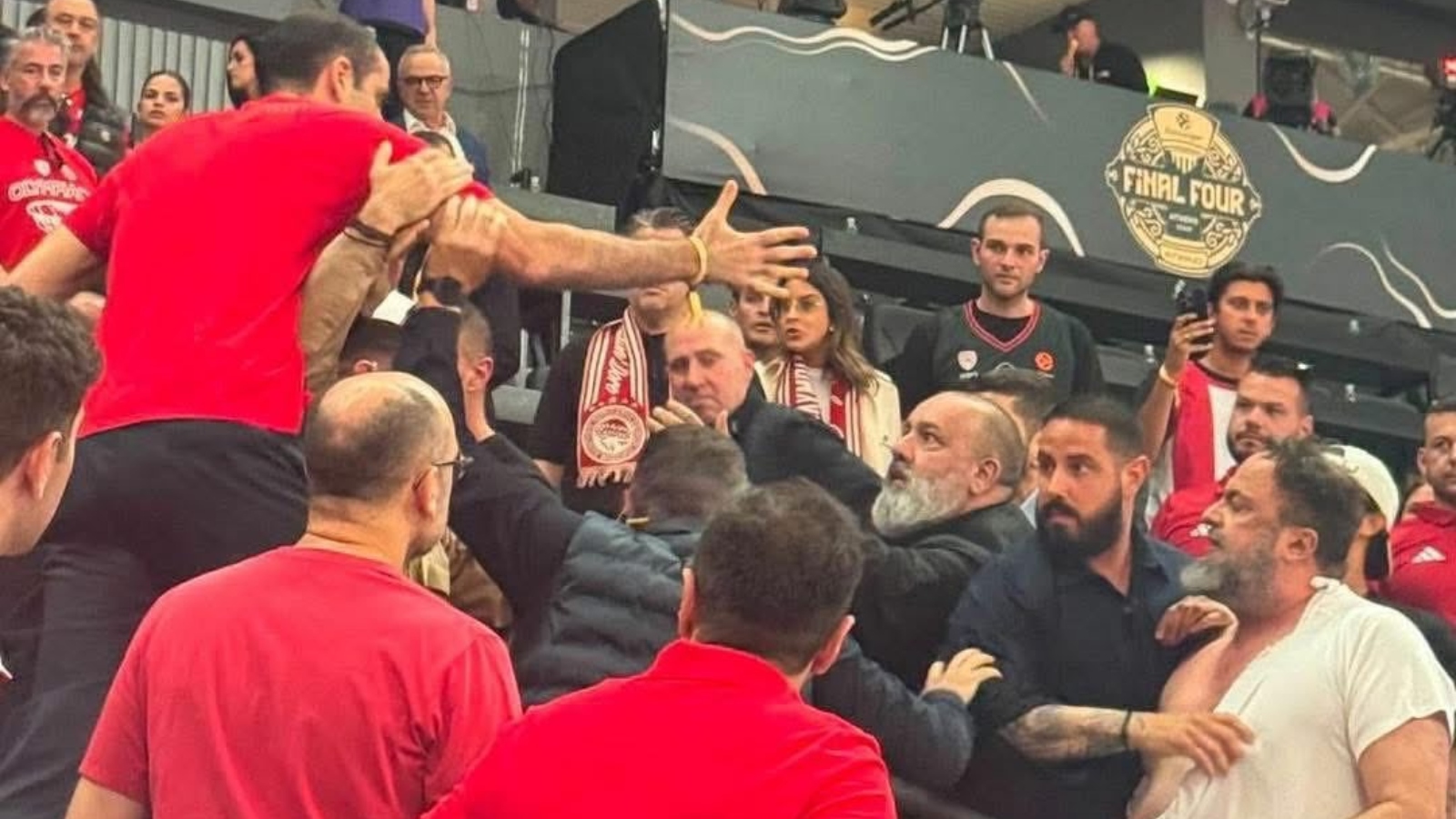 Χαμός με Μαρινάκη και στην Αγγλία – Η αναφορά της Sun: «To σκισμένο πουκάμισο και μώλωπας κάτω από το μάτι»